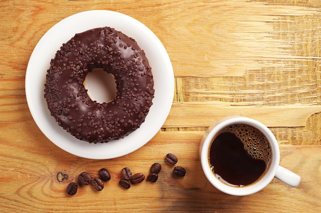 Ciambella al cioccolato e caffè sulla vecchia tavola di legno