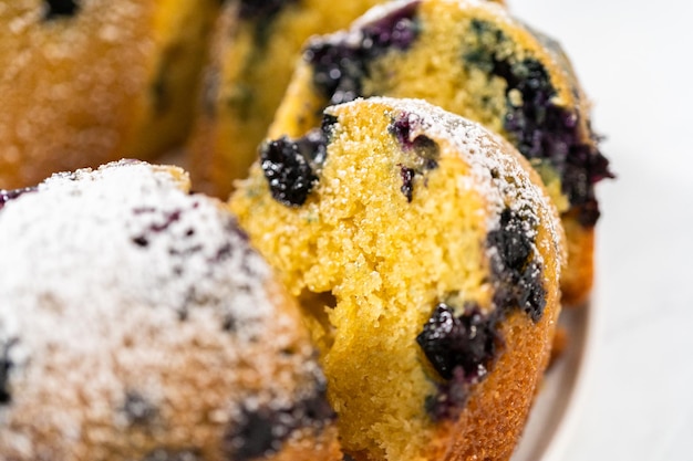 Ciambella al limone e mirtilli con spolverata di zucchero a velo