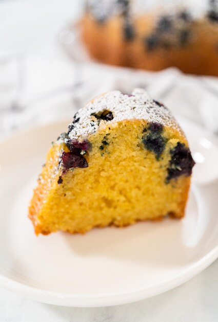 Ciambella al limone e mirtilli con spolverata di zucchero a velo