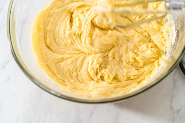 Ciambella al limone e mirtilli con spolverata di zucchero a velo
