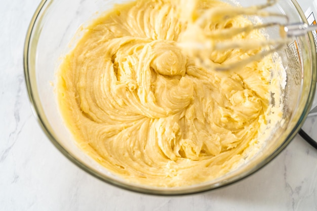 Ciambella al limone e mirtilli con spolverata di zucchero a velo