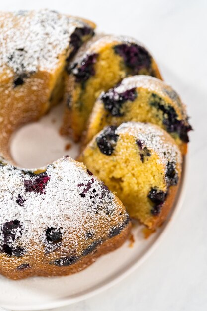 Ciambella al limone e mirtilli con spolverata di zucchero a velo