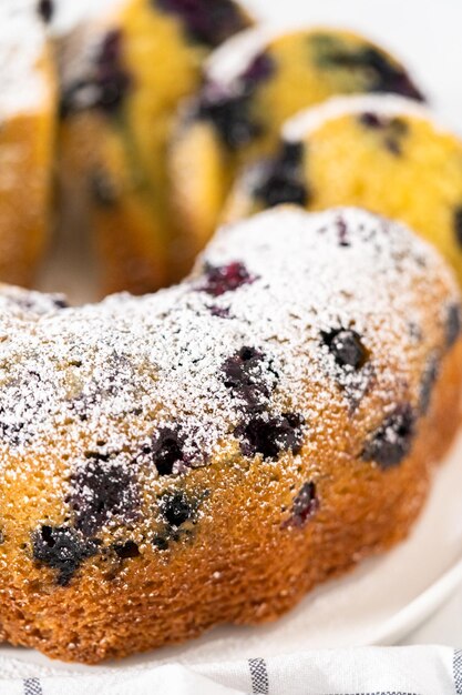 Ciambella al limone e mirtilli con spolverata di zucchero a velo