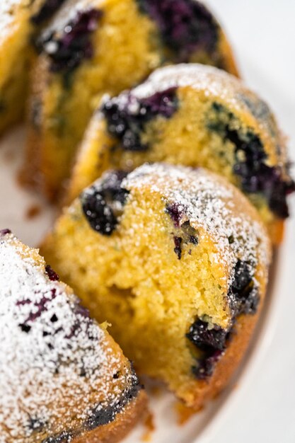 Ciambella al limone e mirtilli con spolverata di zucchero a velo