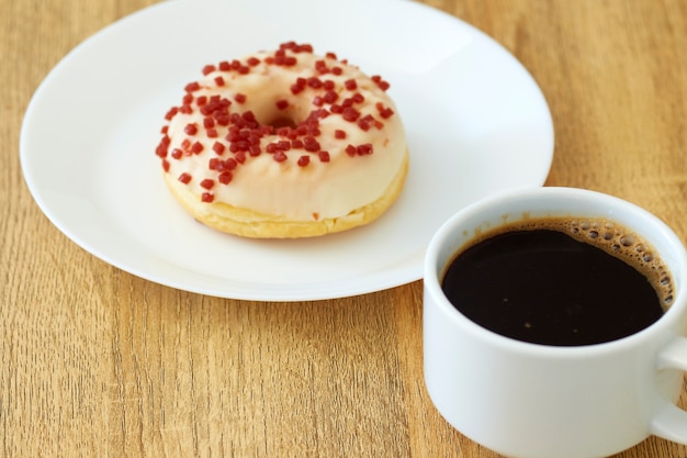 Ciambella con caffè nero su legno