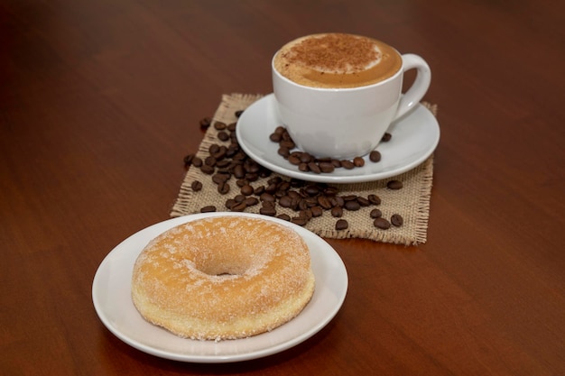 Ciambella e cappuccino al caffè