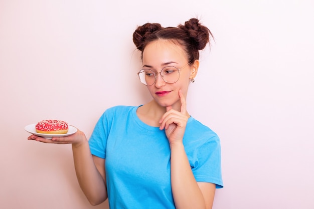 Ciambella felice della holding della giovane donna