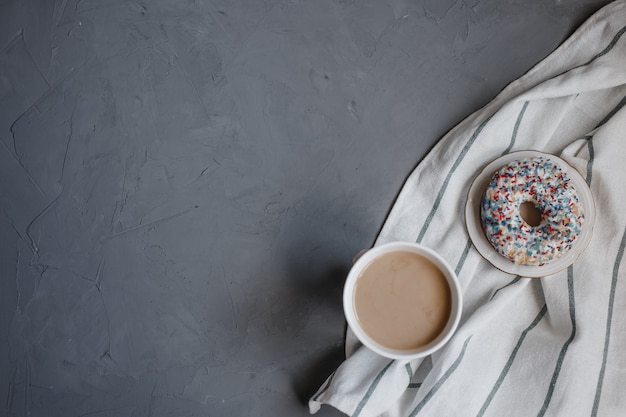 Ciambella fresca con caffè