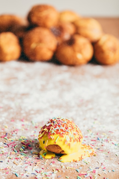 Ciambella gialla decorata con ciocche di zucchero