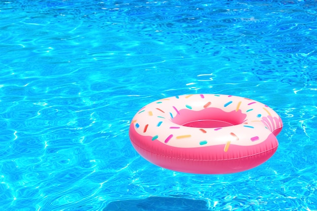 Ciambella gonfiabile variopinta in piscina blu