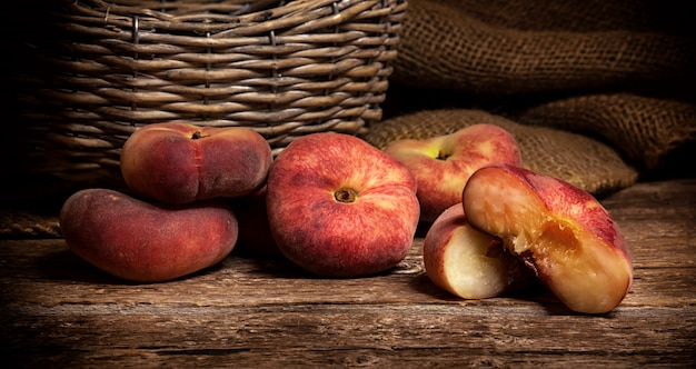 Ciambella Peache su un tavolo di legno rustico.