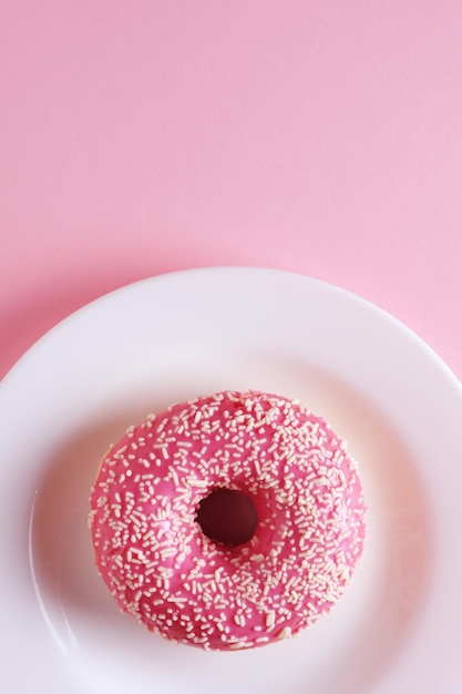 ciambella rosa su un piatto