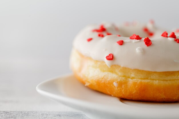 Ciambella singola sul piatto bianco