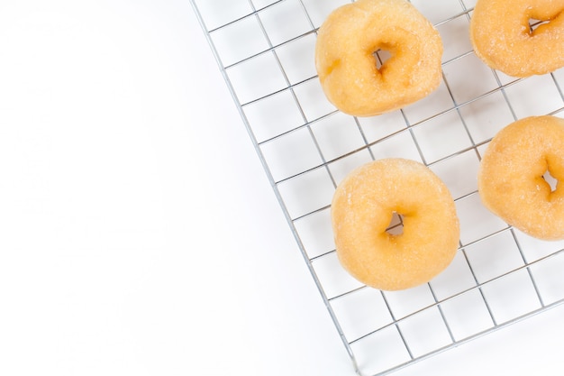 Ciambella sulla griglia isolata su fondo bianco con spazio per la copia.