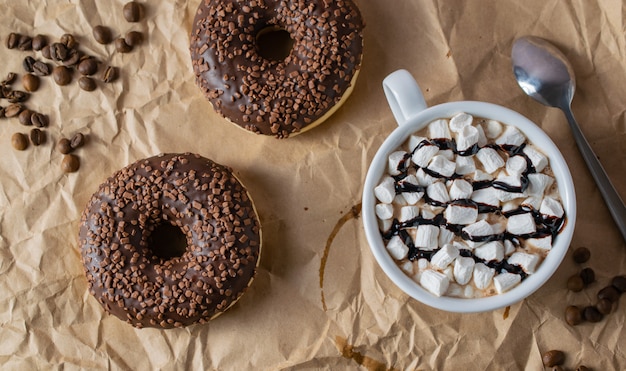 Ciambelle al caffè al cioccolato con cacao e marshmallows