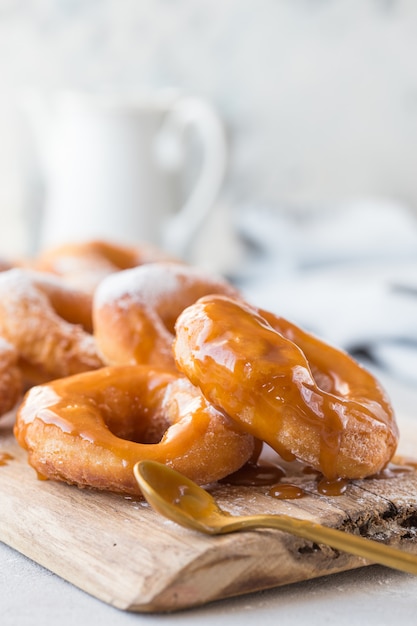 Ciambelle al caramello glassate. Una stretta di ciambelle glassate fresche in un ambiente di studio. ciambella dolce