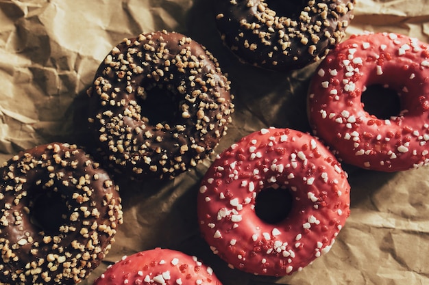 Ciambelle al cioccolato e lamponi freschi su carta stropicciata