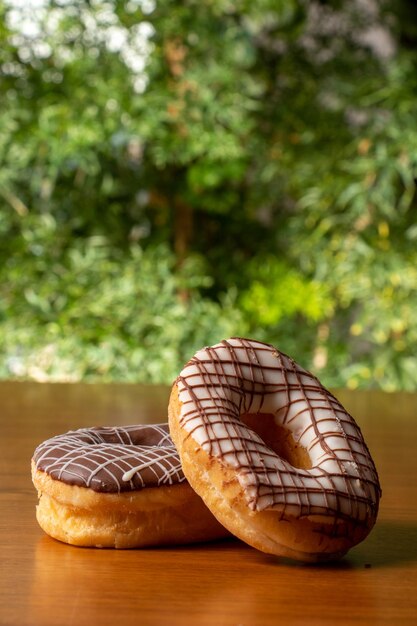 ciambelle al cioccolato fondente e cioccolato bianco, biscotti per la colazione, sfondo sfocato