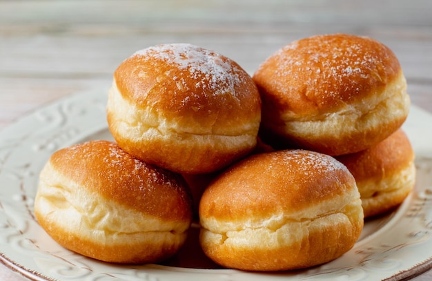 Ciambelle austriache e tedesche o krapfen Faschingskrapfen berliner con crema su un piatto bianco