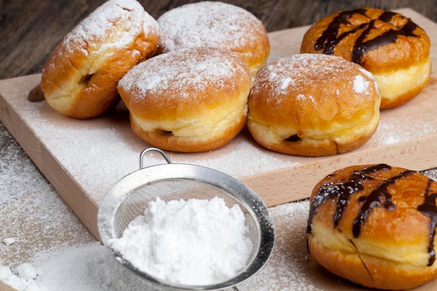 Ciambelle berlinesi fritte in olio con ripieno