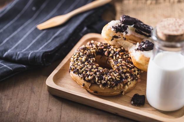 ciambelle con latte sul tavolo di legno