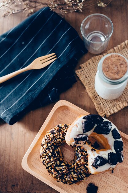 ciambelle con latte sul tavolo di legno