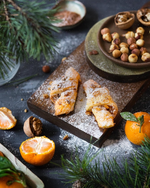 Ciambelle di Natale con noci e cannella Croissant Paste di mandarini Nocciole e noci