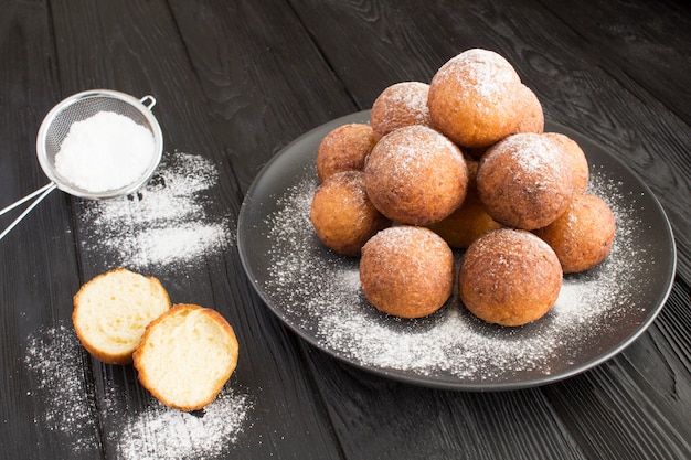 Ciambelle di ricotta fatte in casa sulla banda nera