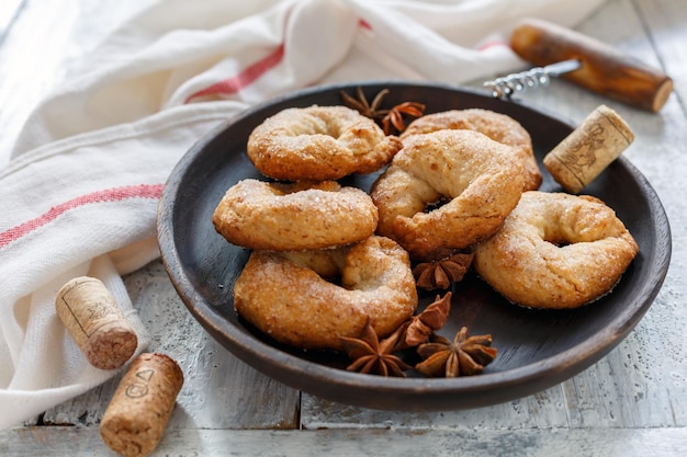 Ciambelle di vino italiane tradizionali su un piatto di legno