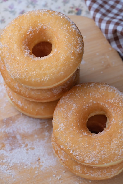 Ciambelle di zucchero sul bordo di legno