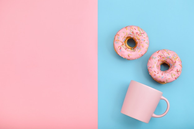 Ciambelle dolci con una tazza di caffè