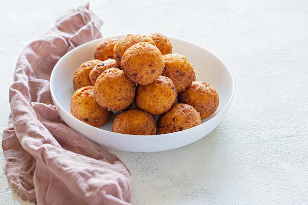 Ciambelle Dolci fatti in casa a base di palline di cagliata Ciambelle di ricotta con zucchero a velo Selectiv