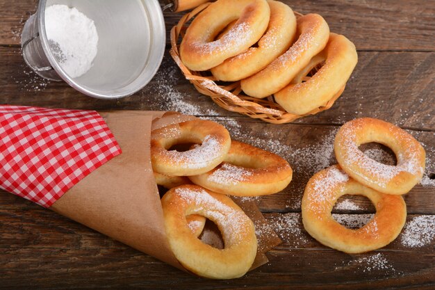 Ciambelle dolci su fondo in legno