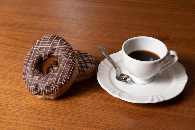 ciambelle e caffè su un tavolo