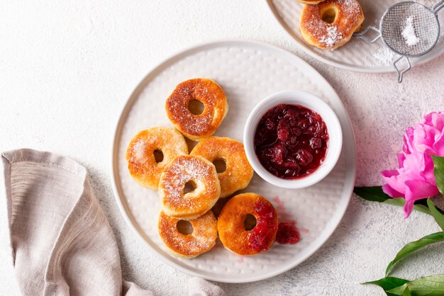 Ciambelle fatte in casa con marmellata di rose