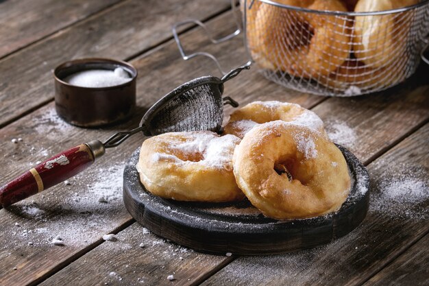 Ciambelle fatte in casa con zucchero in polvere