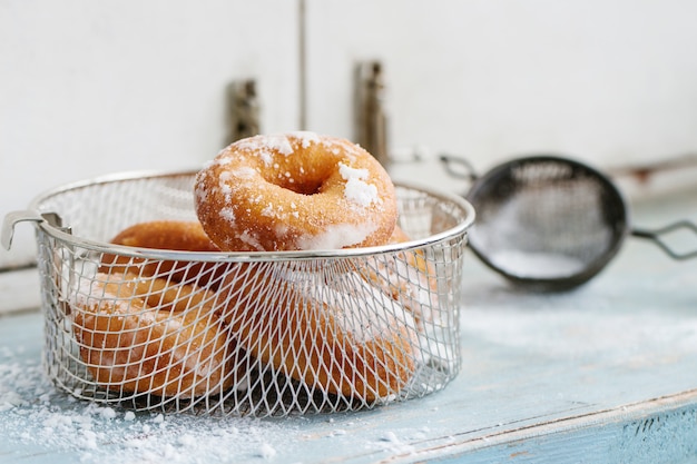 Ciambelle fatte in casa con zucchero in polvere