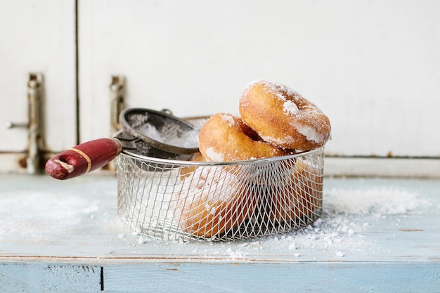 Ciambelle fatte in casa con zucchero in polvere