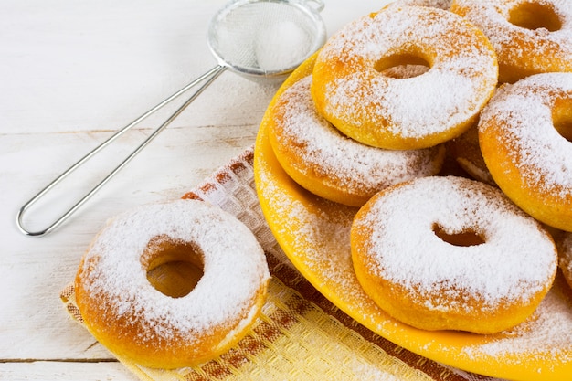 Ciambelle fatte in casa spolverate di zucchero semolato