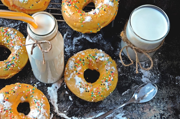 Ciambelle fresche con zucchero a velo e latte.