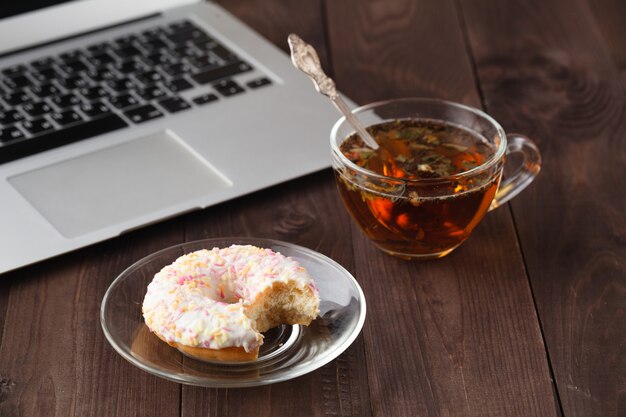 Ciambelle fresche per la colazione con tè