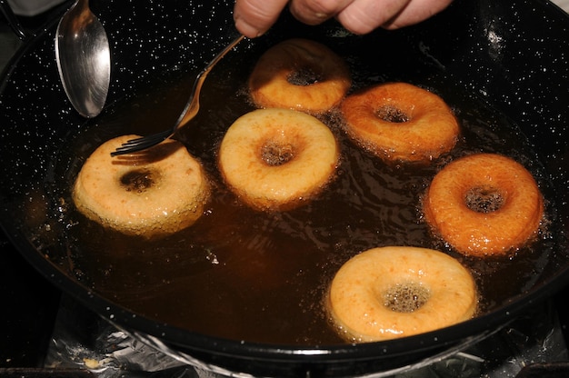 Ciambelle fritte in olio leggero Preparazione delle ciambelle tradizionali