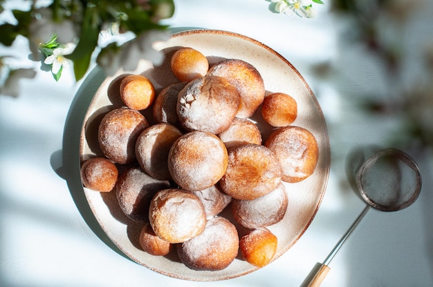 Ciambelle fritte su un piatto Vista dall'alto