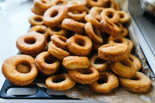 Ciambelle fritte su una teglia