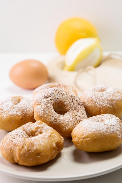 Ciambelle fritte tradizionali spagnole a base di limone e cannella.