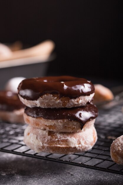 Ciambelle glassate al cioccolato e ciambelle ricoperte di zucchero