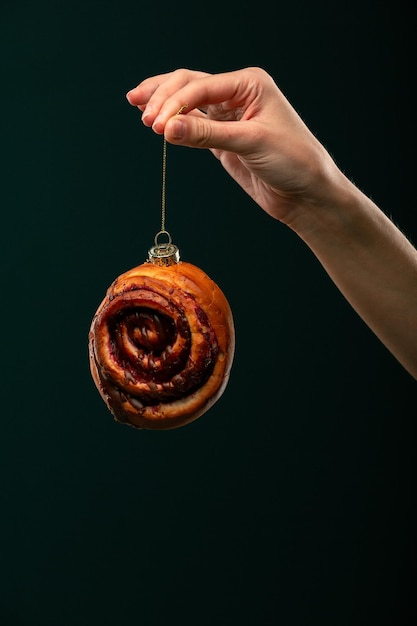 Ciambelle panino croissant Giocattolo di Natale su sfondo nero Collage creativo