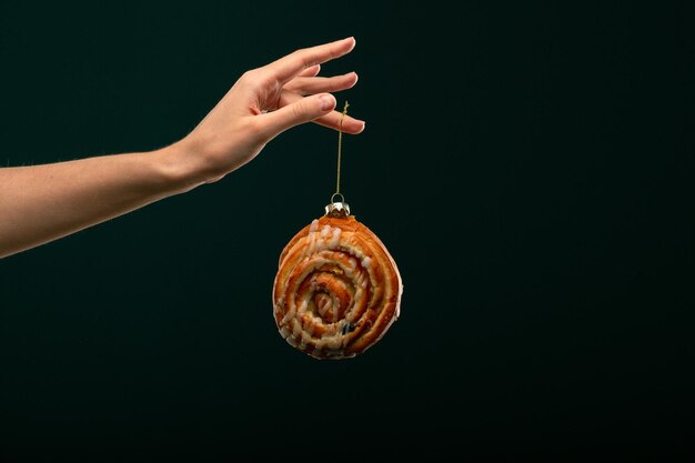 Ciambelle panino croissant Giocattolo di Natale su sfondo nero Collage creativo