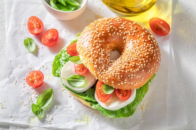 Ciambelle primaverili e fatte in casa con mozzarella e pomodorini