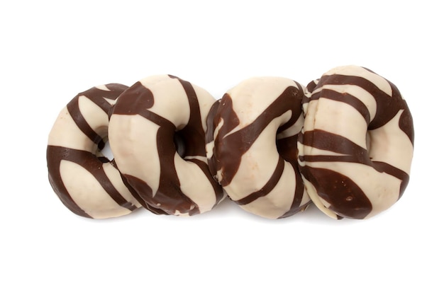 Ciambelle ricoperte di cioccolato e cioccolato bianco, isolate su sfondo bianco.